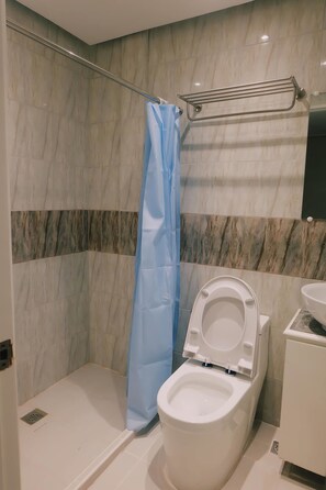 Douche, articles de toilette gratuits, sèche-cheveux, chaussons