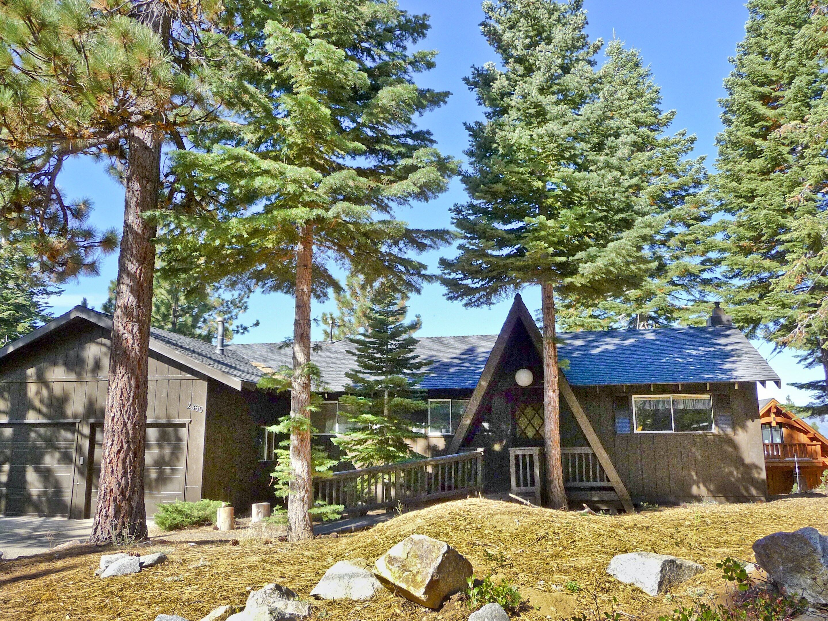 Lovely Tahoe Chalet with Game room, Hot Tub and Great mountain views