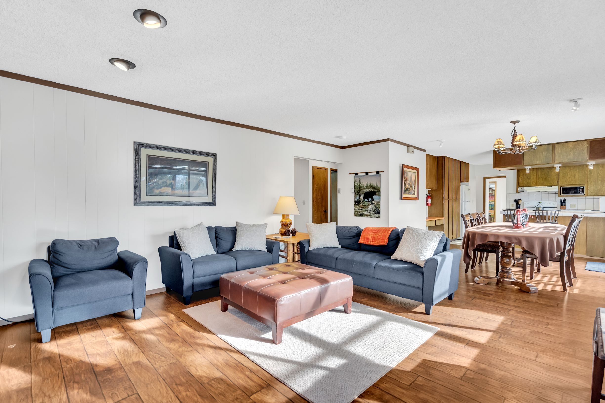 Lovely Tahoe Chalet with Game room, Hot Tub and Great mountain views