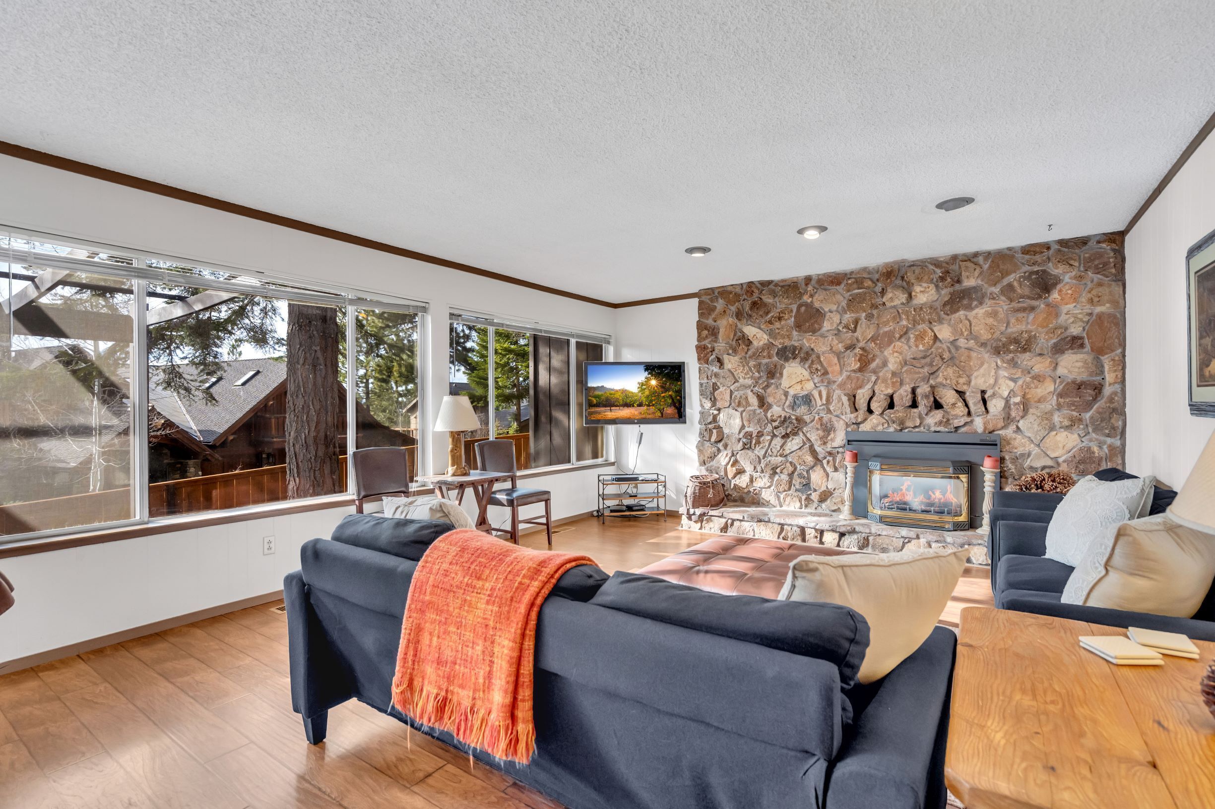 Lovely Tahoe Chalet with Game room, Hot Tub and Great mountain views