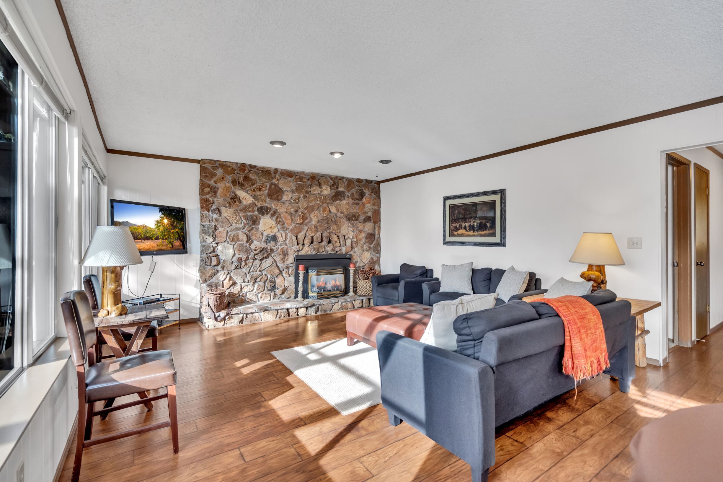 Lovely Tahoe Chalet with Game room, Hot Tub and Great mountain views