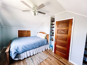 5 bedrooms, iron/ironing board, free WiFi, bed sheets - Great location to enjoy winery hopping, and close to the Spire Institute!  (Madison)