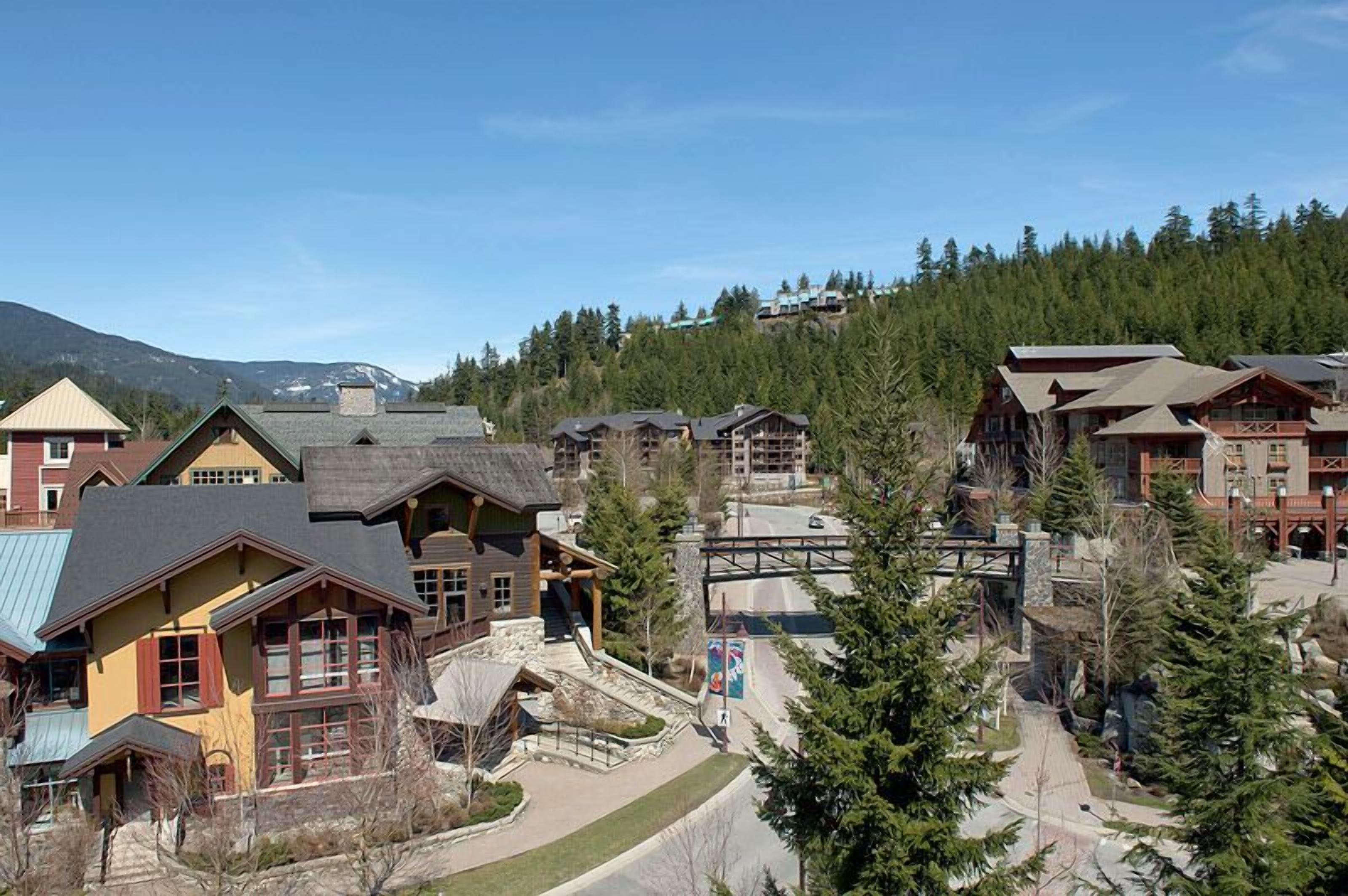 Ein Skigebiet mit Berghotels, einer Seilbahn und einem Bergpanorama.