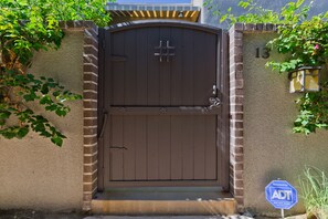 Exterior detail - Designer Townhouse in the heart of Palm Springs, Convention Center. CITY ID#3867 (Palm Springs)