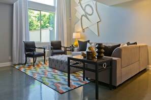 Smart TV, fireplace, printers - Designer Townhouse in the heart of Palm Springs, Convention Center. CITY ID#3867 (Palm Springs)