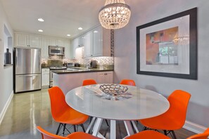 Fridge, microwave, oven, stovetop - Designer Townhouse in the heart of Palm Springs, Convention Center. CITY ID#3867 (Palm Springs)