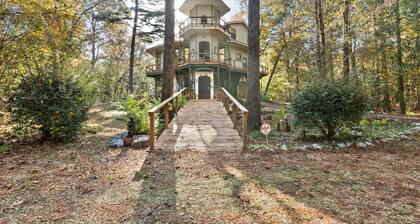 Atemberaubender, bewaldeter Fluss Retreat "Isle Of View"