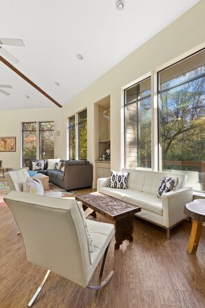 スマートテレビ、DVD プレーヤー、書庫