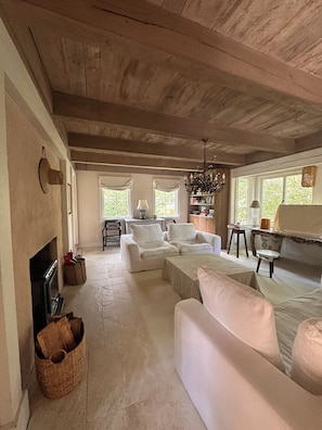 Smart TV, fireplace, ping pong, books - BOOKING FOR MAY-SEPT 2024๐ The actual Hamptons home of Eloise from the Plaza (East Hampton)