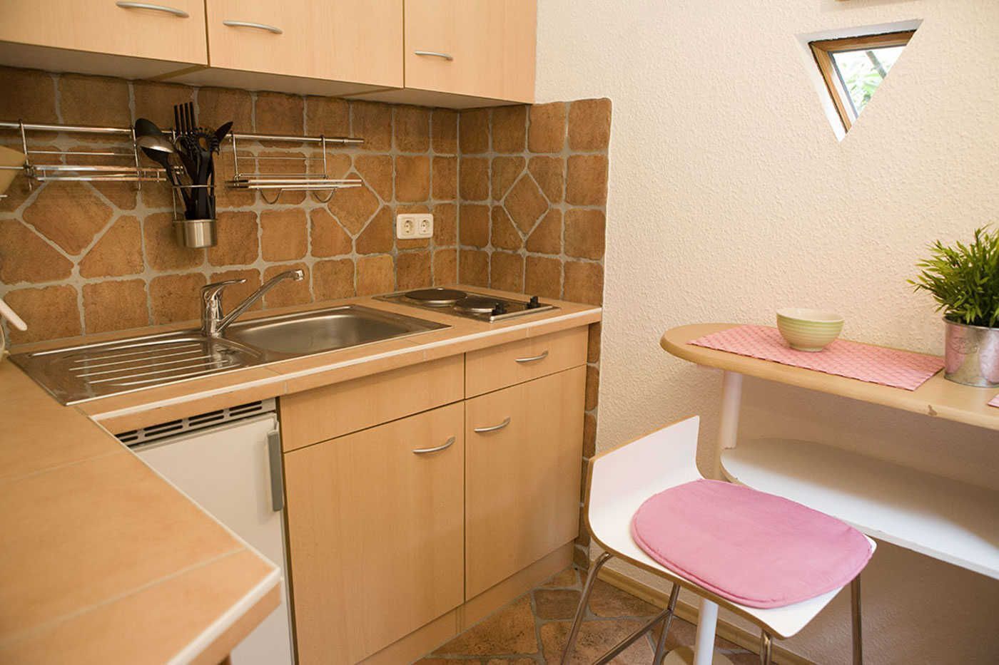 Kühlschrank, Wasserkocher mit Kaffee-/Teezubehör, Wasserkocher, Toaster