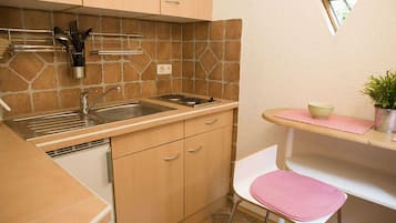 Kühlschrank, Wasserkocher mit Kaffee-/Teezubehör, Wasserkocher, Toaster