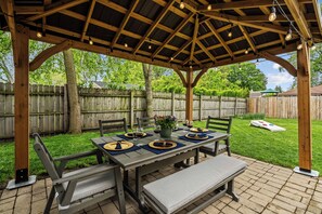 Outdoor dining - Walk to ND and Eddy Street, ProCleaned/Comfy/Updated (South Bend)