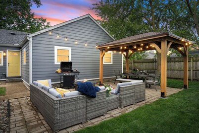 Walk to ND and Eddy Street, ProCleaned/Comfy/Updated