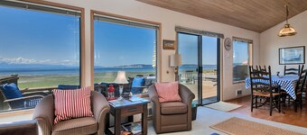 South facing, beach house 20 feet from the water! Kayaks and a brand new hot tub