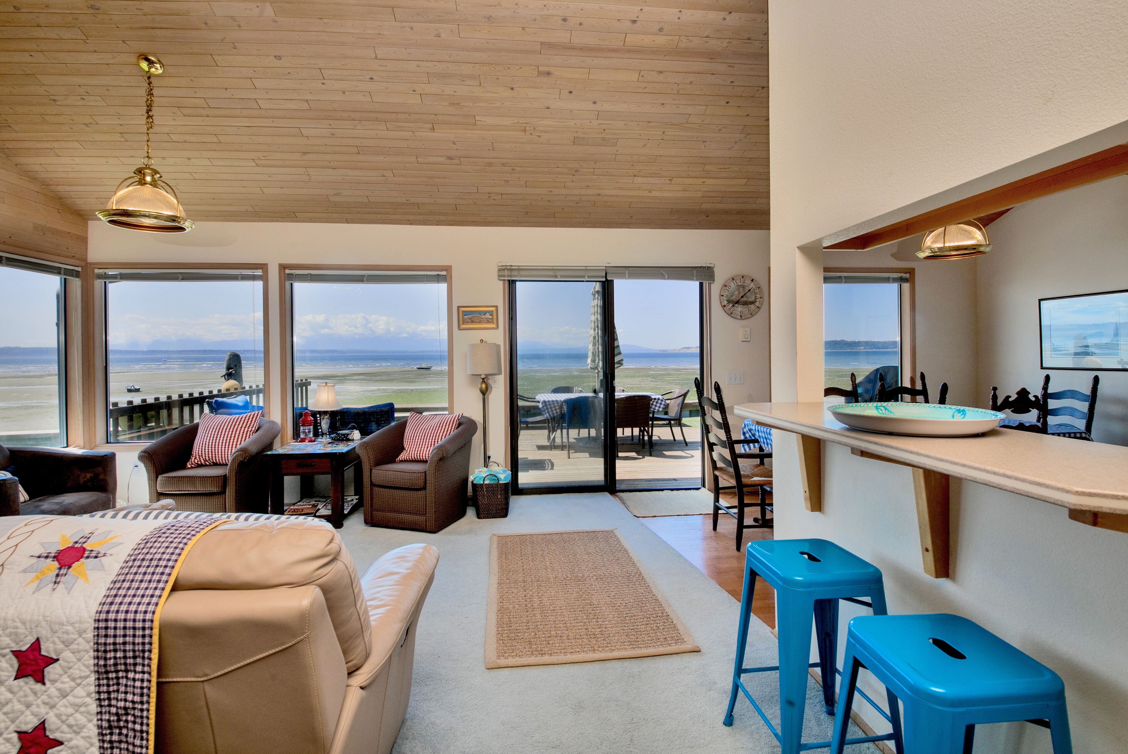 South facing, beach house 20 feet from the water! Kayaks and a brand new hot tub