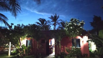 Fassade der Unterkunft – Abend/Nacht