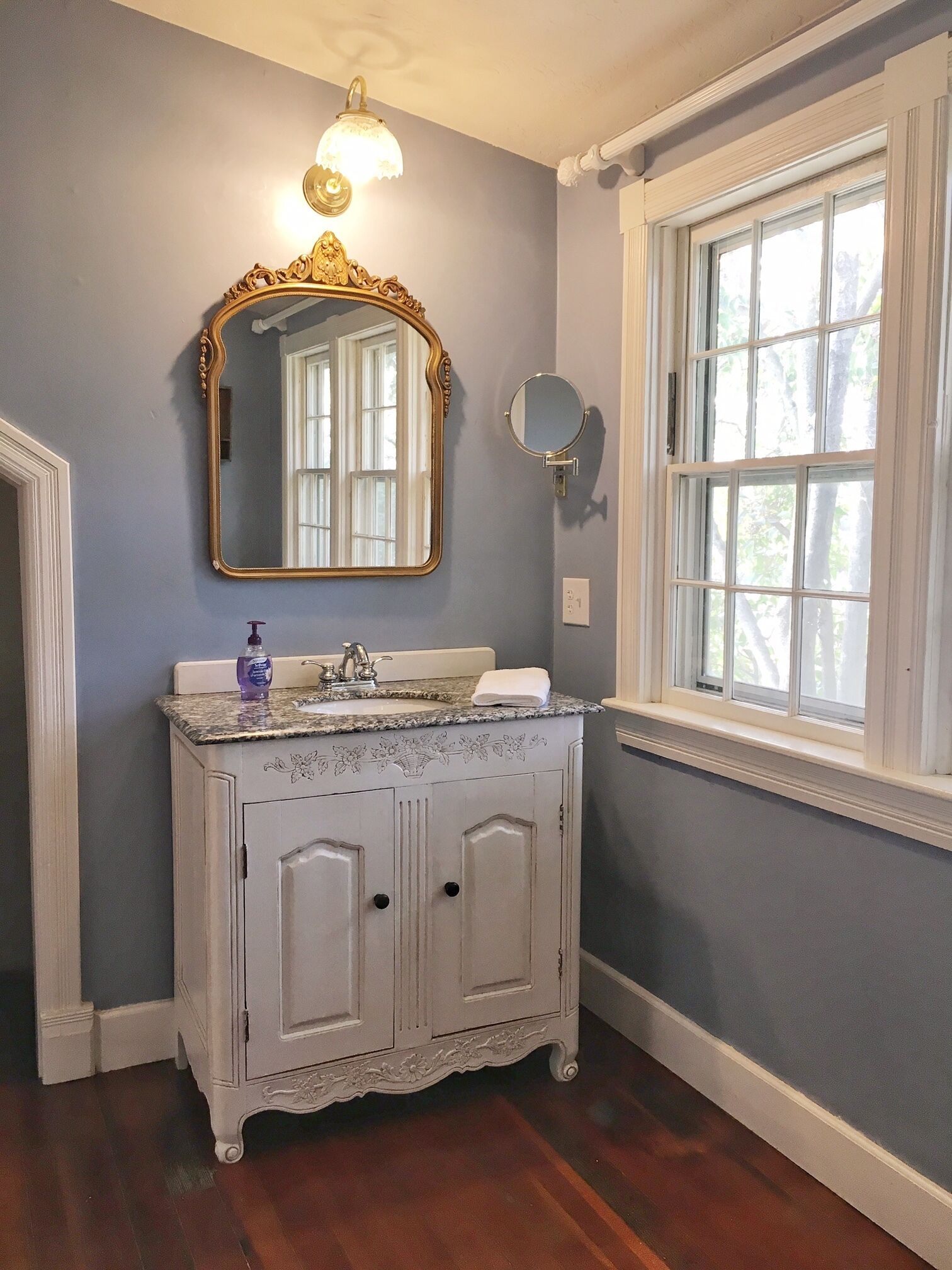 Victorian Farmhouse with Hot Tub, charming gardens and beautifully maintained! 