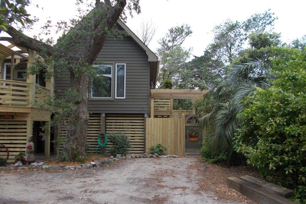 Beautiful, Historic and Private Retreat for Couples-limit 2 people