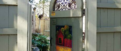 Una reja de madera con un cartel que dice 'The Studio Welcome Park Here'.