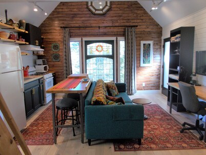 Beautiful, Historic and Private Retreat for Couples-limit 2 people