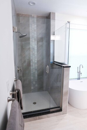 Secador de cabelo, toalhas de banho, sabonete, shampoo