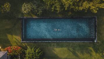 Außenpool, Infinity-Pool, Liegestühle