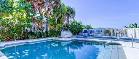 Alberca al aire libre y alberca climatizada