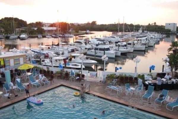 POOL/MARINA VIEW