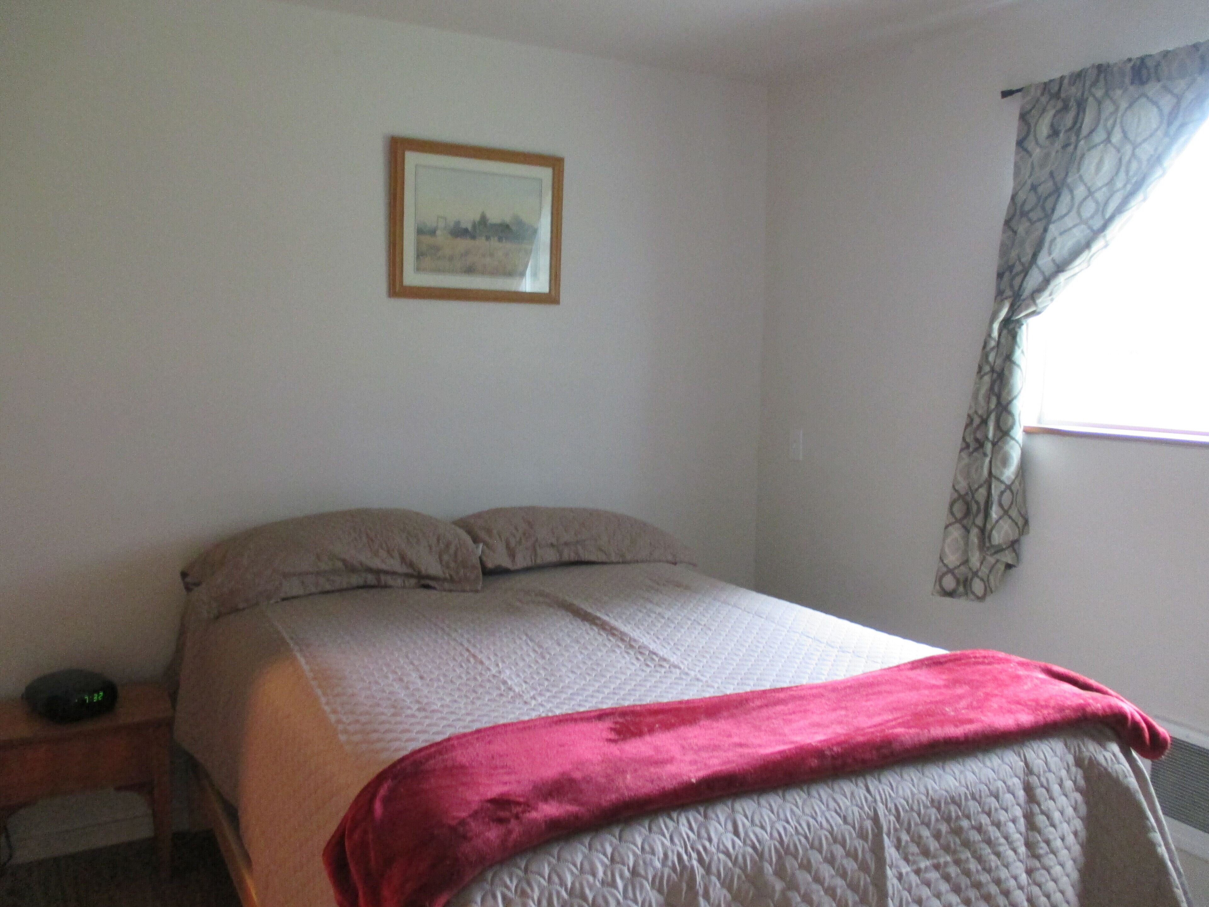 Quiet remodeled 1 bedroom cabin located on the South Fork of the Coquille River