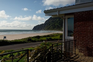 On the beach - The Sea & Sand on the breathtaking Manzanita / Neah-kah-nie beach (Nehalem)