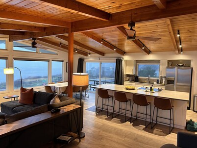The Sea & Sand on the breathtaking Manzanita / Neah-kah-nie beach