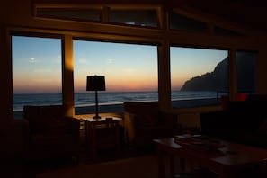Interior - The Sea & Sand on the breathtaking Manzanita / Neah-kah-nie beach (Nehalem)