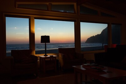 The Sea & Sand on the breathtaking Manzanita / Neah-kah-nie beach