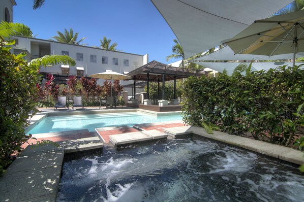 Outdoor spa tub - The Penthouse Port Douglas (Port Douglas)