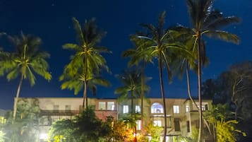 Bagian depan properti - sore/malam