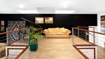 Penthouse Mewah, 5 kamar tidur, pemandangan kebun (with 3.5 bathrooms) | Area keluarga | Televisi layar datar 75-inci dengan saluran TV kabel, TV, dan Netflix