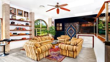 Penthouse Mewah, 5 kamar tidur, pemandangan kebun (with 3.5 bathrooms) | Area keluarga | Televisi layar datar 75-inci dengan saluran TV kabel, TV, dan Netflix