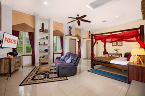 Honeymoon Apartment, 1 King Bed, Bathtub | Living area