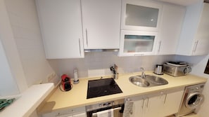 Réfrigérateur, micro-ondes, four, cafetière/bouilloire