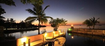 Bayside: Bayfront villa W/ free onsite boat ramp marina & trailer parking.