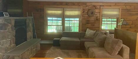 Una televisión, una chimenea, un altavoz inteligente