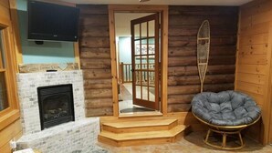 TV, fireplace, smart speakers - The Lakes Region Log Cabin (Gilford)