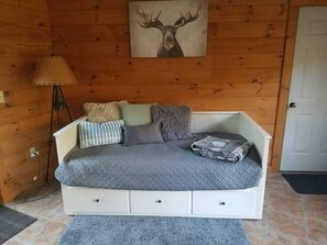 3 bedrooms, iron/ironing board, WiFi, bed sheets - The Lakes Region Log Cabin (Gilford)