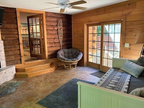 TV, fireplace, smart speakers - The Lakes Region Log Cabin (Gilford)