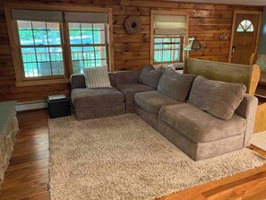 電視、壁爐、智能揚聲器