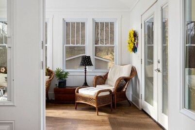 Afton Station Cottage -Beautifully Renovated Blue Ridge Scenic Historic Setting