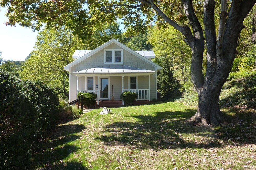 Afton Station Cottage -Beautifully Renovated Blue Ridge Scenic Historic Setting
