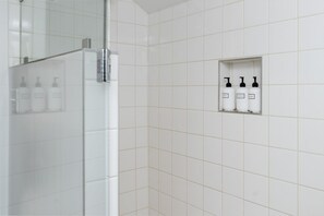 Ensemble douche/baignoire, sèche-cheveux, serviettes fournies, savon