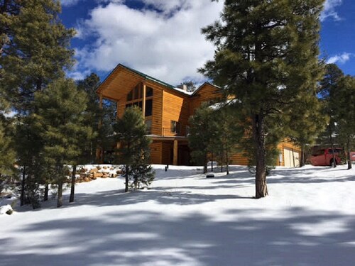 Escape to the Majestic Trophy Buck Lodge