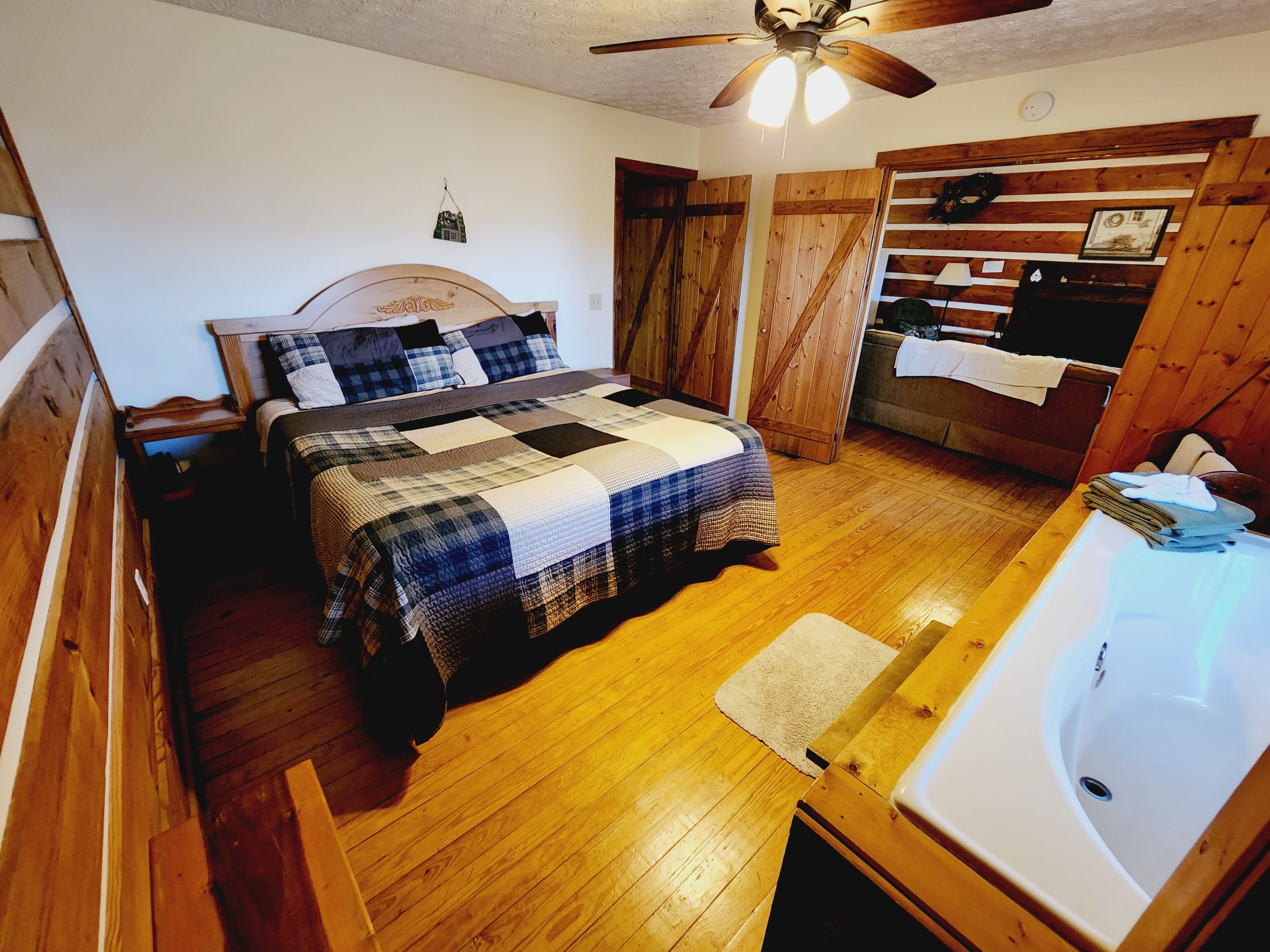 Private & Clean w Mtn Views & a Brand New Hot Tub!